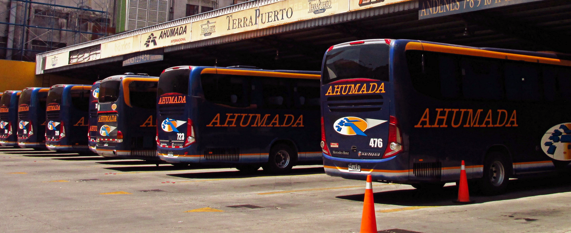 Bus de Ahumada viajando por Chile