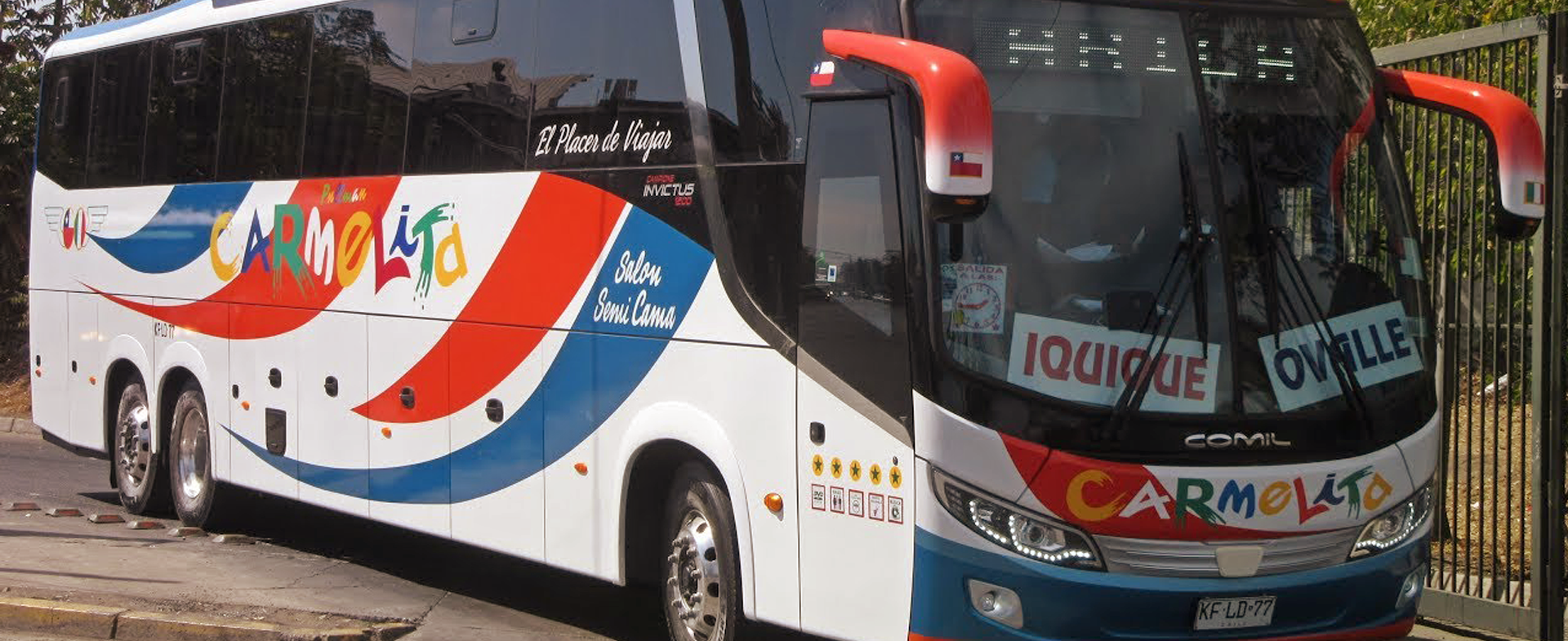 Bus de Pullman Carmelita viajando por Chile