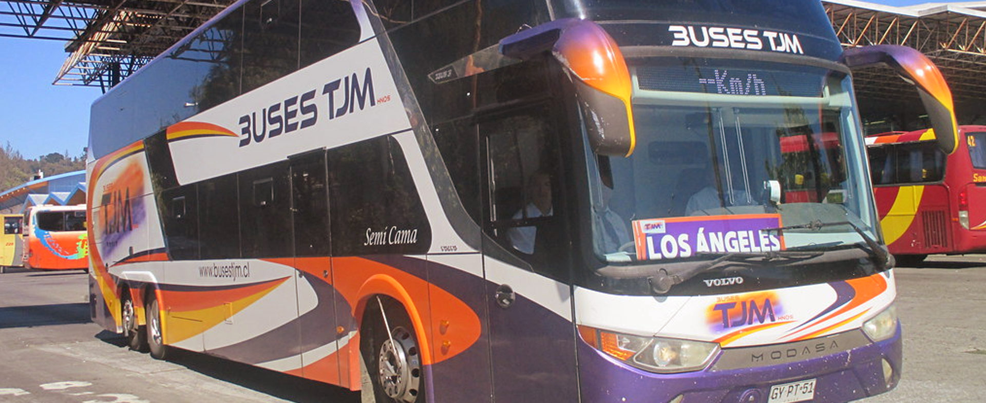 Bus de Buses TJM viajando por Chile