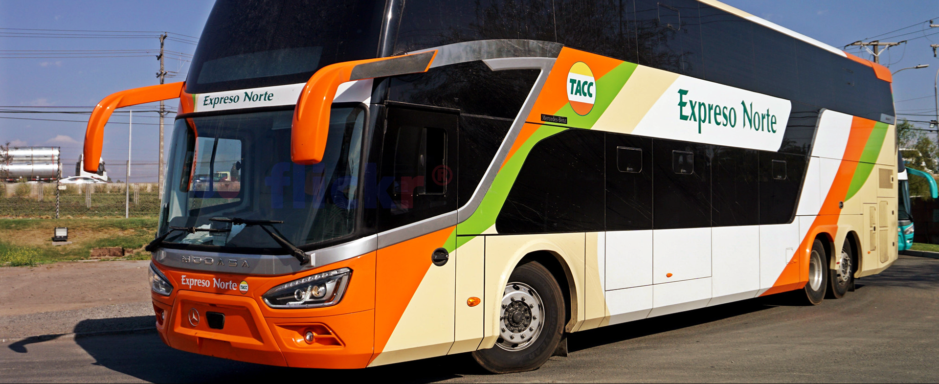 Bus de Expreso Norte viajando por Chile