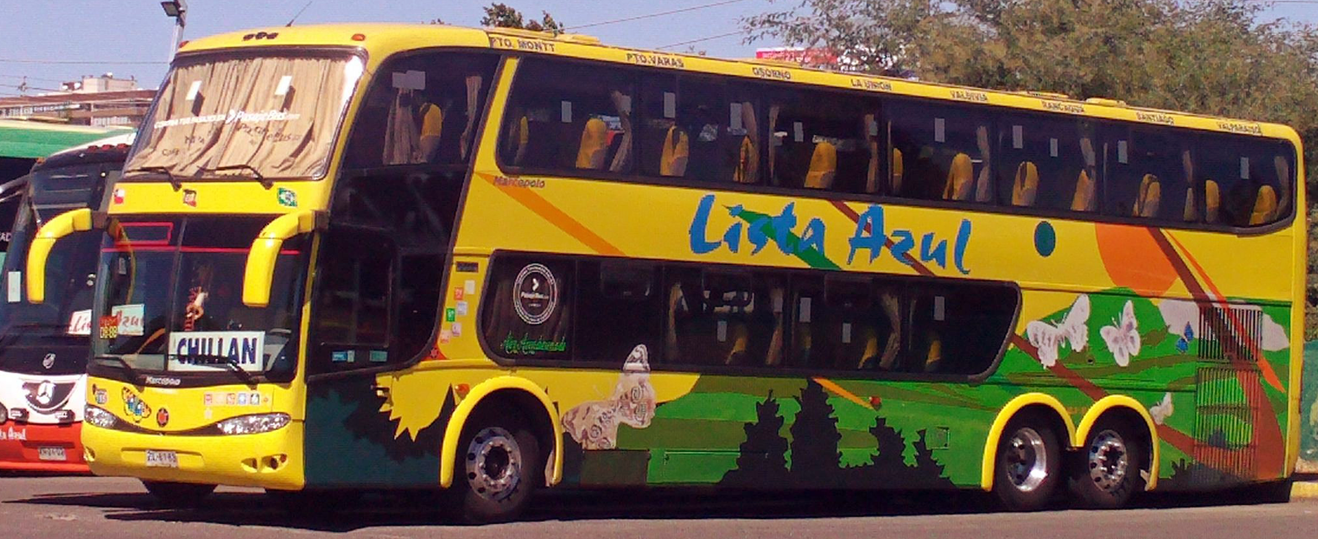 Bus de Lista Azul viajando por Chile