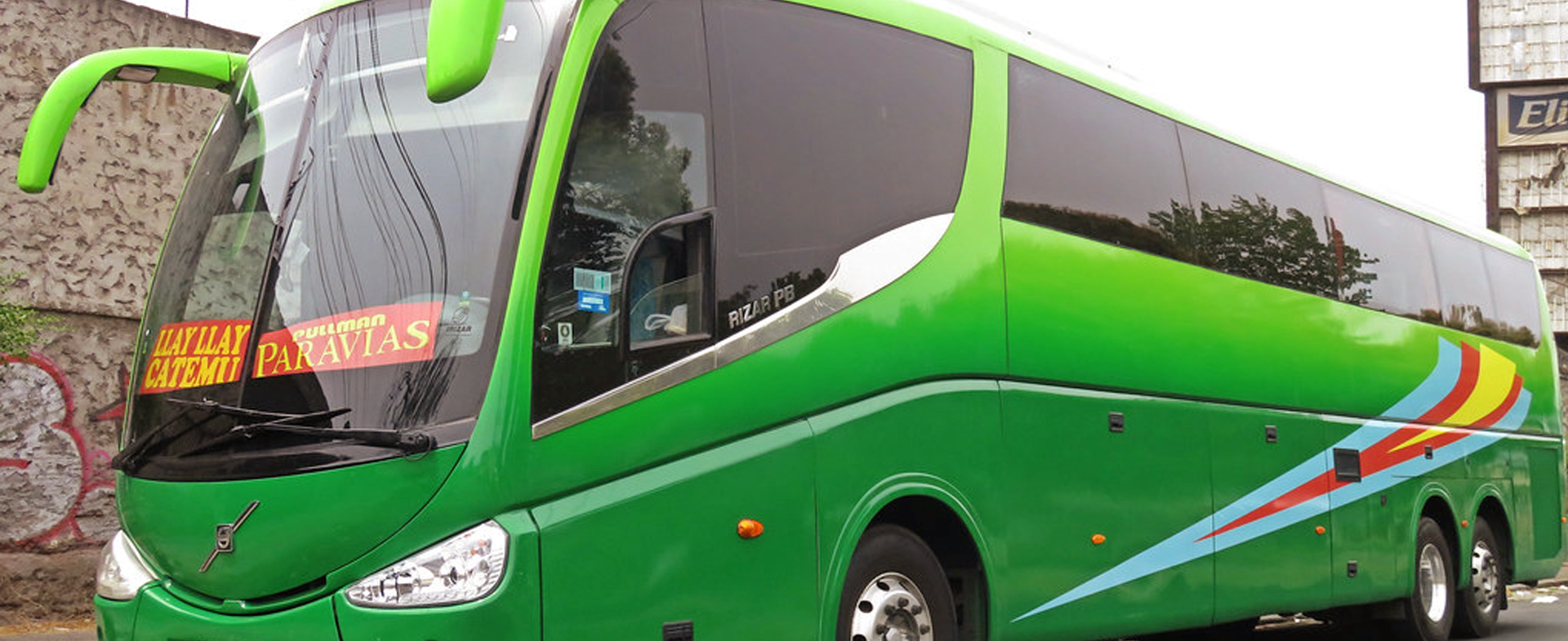 Bus de Paravías viajando por Chile