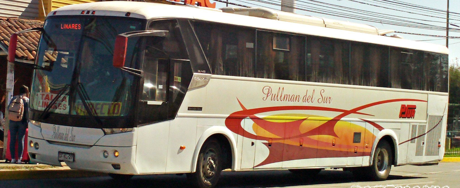 Bus de Pullman del Sur viajando por Chile