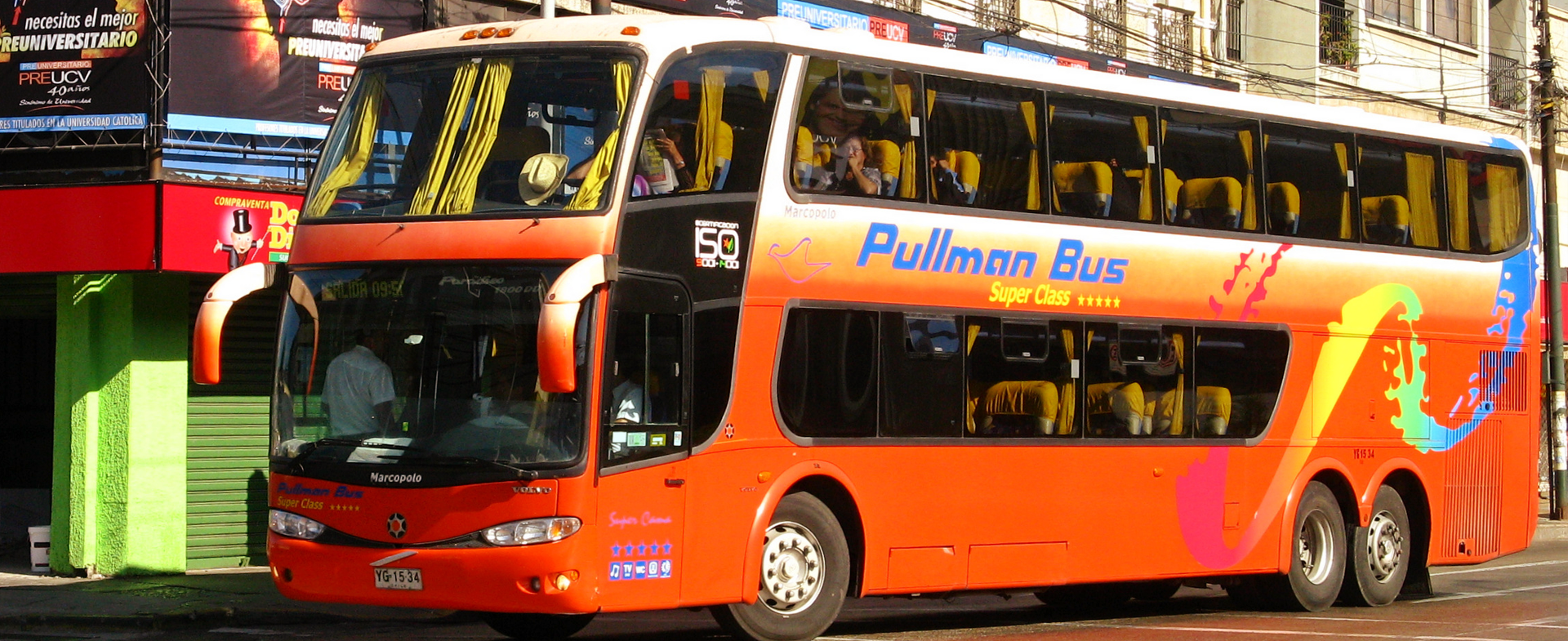 Bus de Pullman Costa viajando por Chile