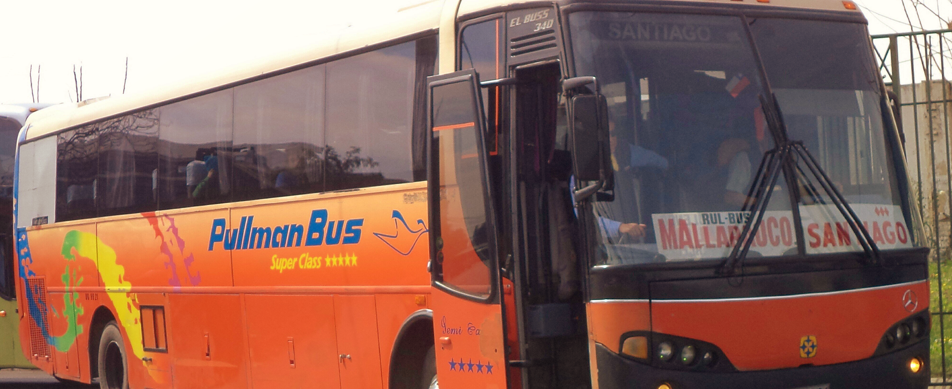 Bus de Pullman Rul Bus viajando por Chile