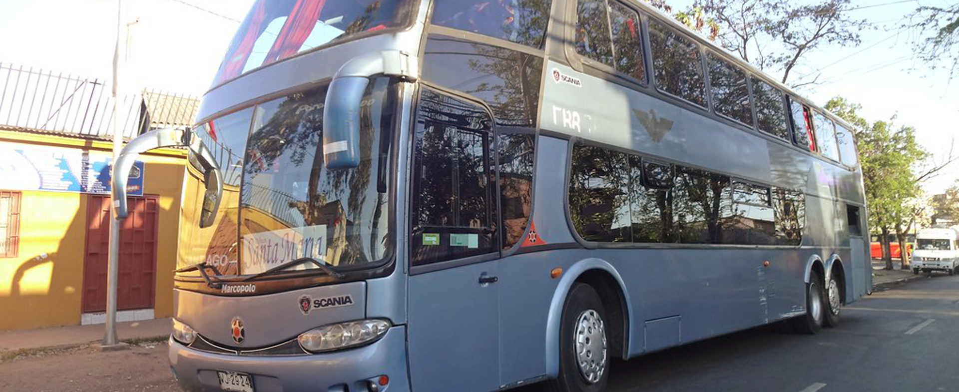 Bus de Pullman Santa María viajando por Chile