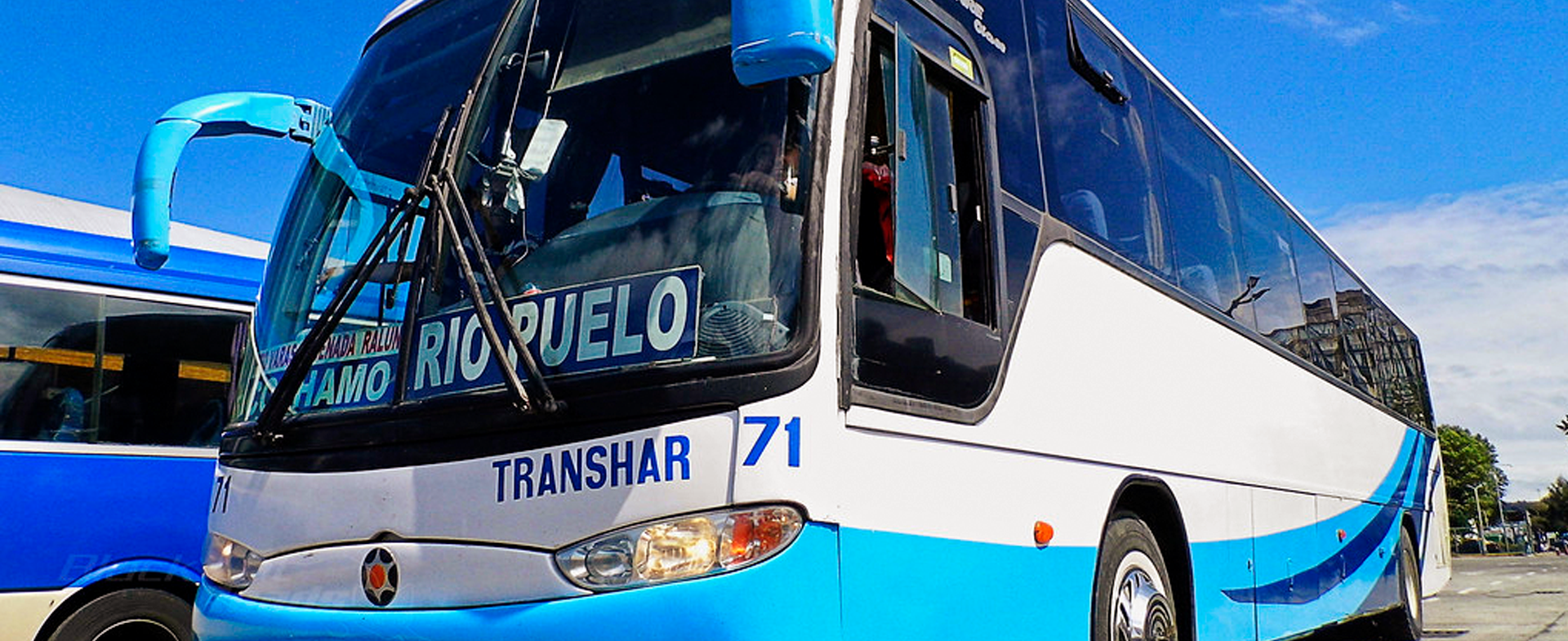 Bus de Sendero Valle Cochamó viajando por Chile