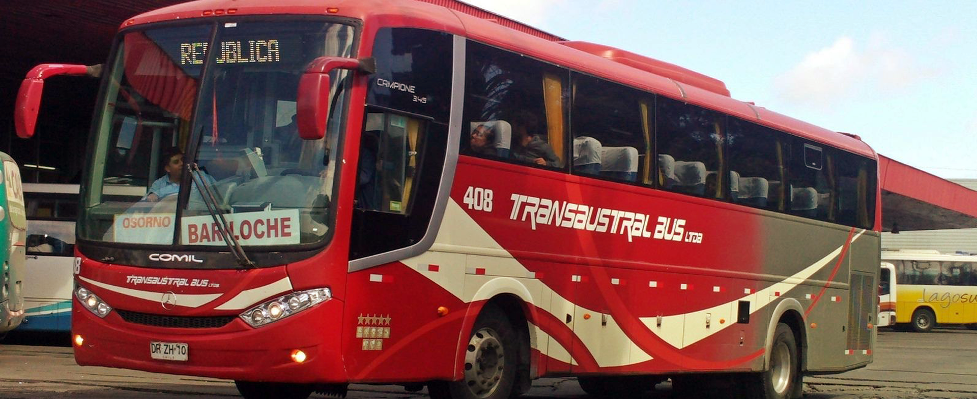 Bus de Transaustral viajando por Chile