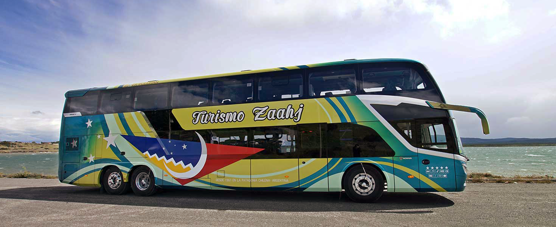 Bus de Turismo Zaajh viajando por Chile